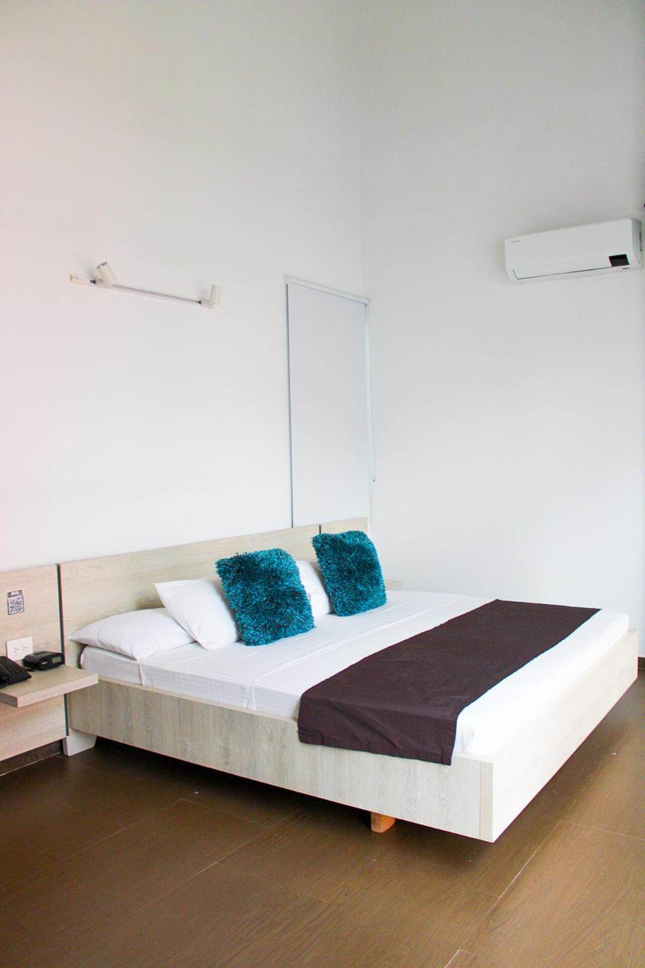 Habitación Estándar del Hotel BGA con cama y decoración cálida