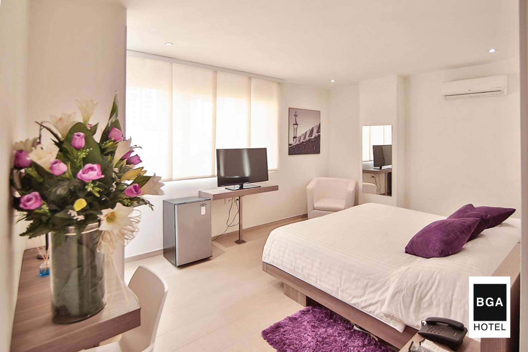 Habitación Doble Superior del Hotel BGA con cama king y sala de estar
